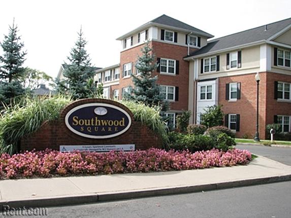 southwood-square-apartments-stamford-connecticut-06902-650X430-133343083
